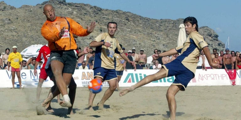 Τραγωδία σε αγώνα beach soccer στην Κρήτη: Κατέρρευσε την ώρα του ματς και πέθανε